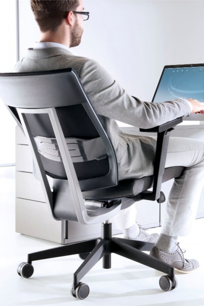 XENON NET To najnowocześniejsze krzesło pracownicze, które wyróżnia się innowacyjnymi funkcjami, takimi jak SmartADLS - innowacyjne podparcie odcinka lędźwiowego kręgosłupa oraz podłokietniki umożliwiające regulację nakładki w dowolnym kierunku w płaszczyźnie poziomej.
